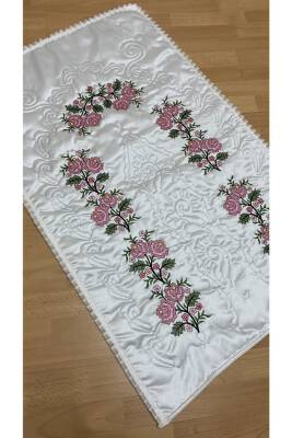 Krem*pudra Çeyizlik Kaneviçe Işleme Nakışlı Saten Seccade (Ekru)