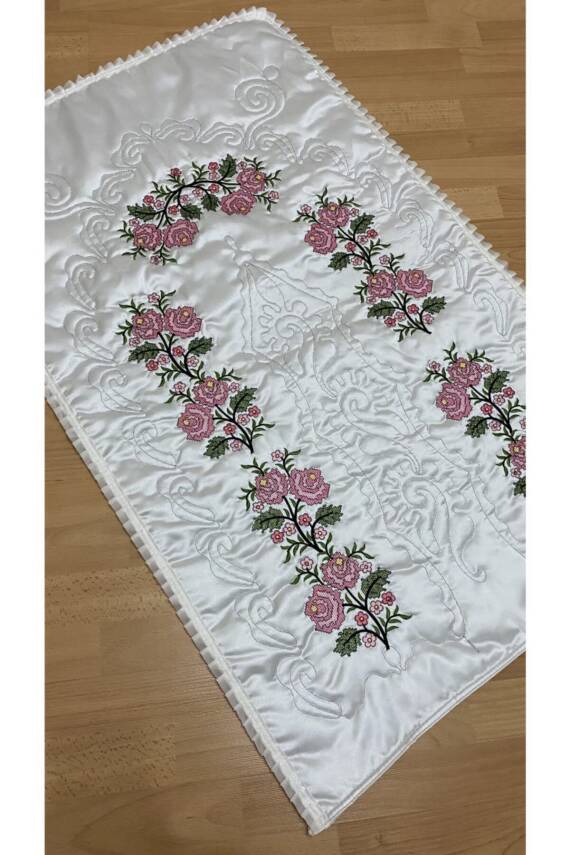 Krem*pudra Çeyizlik Kaneviçe Işleme Nakışlı Saten Seccade (Ekru) - 1