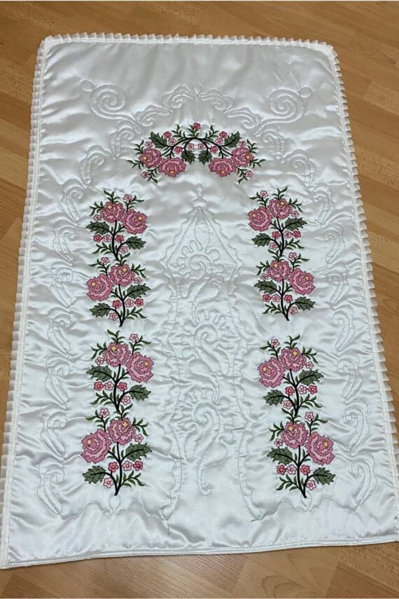 Krem*pudra Çeyizlik Kaneviçe Işleme Nakışlı Saten Seccade (Ekru) - 2