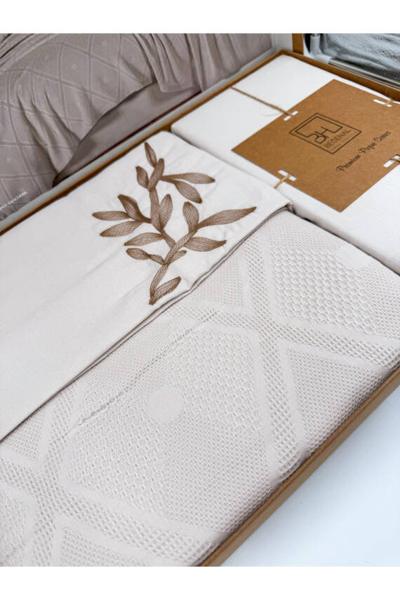 Premium Çift Kişilik Waffle %100 Pamuk, Petek Tasarım Nakışlı  Çift Kişilik Kutulu Pike Takımı (Taş) - 4