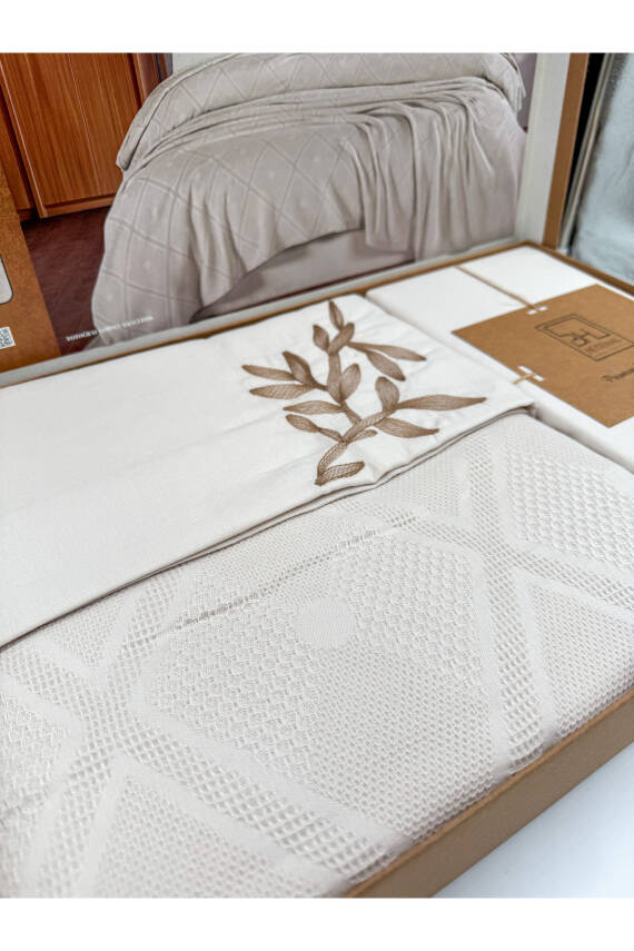 Premium Çift Kişilik Waffle %100 Pamuk, Petek Tasarım Nakışlı  Çift Kişilik Kutulu Pike Takımı (Taş) - 6